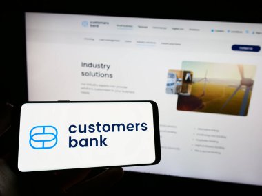 Stuttgart, Almanya - 04-01-2023: ABD 'li finans şirketi Customers Bancorp Inc.' in logosunun bulunduğu cep telefonu web sayfası önünde ekranda. Telefon ekranına odaklan.