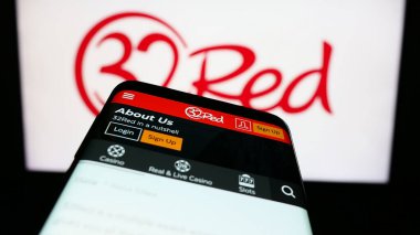 Stuttgart, Almanya - 04-01-2023: Çevrimiçi kumarhane şirketi 32Red Limited 'in internet sitesi olan akıllı telefon iş logosu önünde ekranda. Telefon ekranının sol üst kısmına odaklan.