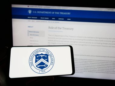 Stuttgart, Almanya - 04-01-2023: ABD Hazine Bakanlığı (USDT) mührünü taşıyan kişi web sitesi önünde ekranda. Telefon ekranına odaklan.