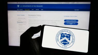 Stuttgart, Almanya - 04-01-2023: ABD Hazine Bakanlığı (USDT) mührü olan cep telefonu web sayfası önünde ekranda. Telefon ekranına odaklan.