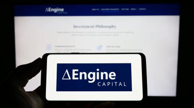 Stuttgart, Almanya - 04-01-2023: Yatırım şirketi Engine Capital Management LP 'nin logosuna sahip cep telefonu web sayfası önünde ekranda. Telefon ekranına odaklan.