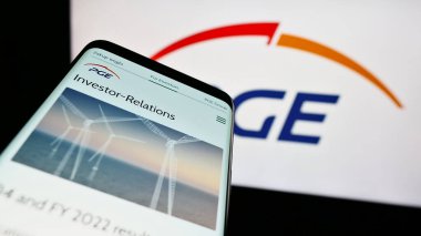 Stuttgart, Almanya - 04-01-2023: PGE Polska Grupa Energetyczna S.A. şirketinin web sitesine sahip cep telefonu iş logosu önünde ekranda. Telefon ekranının sol üst kısmına odaklan.