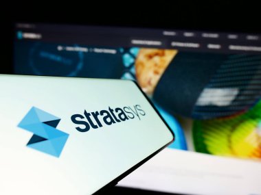 Stuttgart, Almanya - 04-01-2023: 3D baskı şirketi Stratasys Ltd. 'nin logosuna sahip cep telefonu iş sitesinin önünde ekranda. Telefon ekranının merkez soluna odaklan.