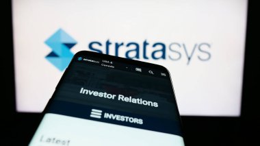 Stuttgart, Almanya - 04-01-2023: Smartphone ve 3D baskı şirketi Stratasys Ltd. iş logosu önünde ekranda. Telefon ekranının sol üst kısmına odaklan.