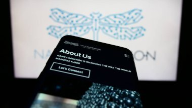 Stuttgart, Almanya - 04-01-2023: Nano Boyut Teknolojileri Ltd. şirketinin web sitesi ile cep telefonu, iş logosu önünde ekranda. Telefon ekranının sol üst kısmına odaklan.