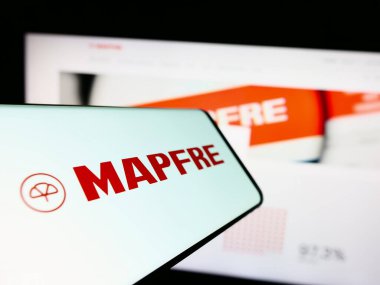 Stuttgart, Almanya - 04-01-2023: İspanyol sigorta şirketi Mapfre SA 'nın logosuna sahip akıllı telefon iş dünyasının web sitesinin önünde ekranda. Telefon ekranının merkez soluna odaklan.