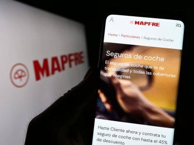 Stuttgart, Almanya - 04-01-2023: İspanyol sigorta şirketi Mapfre S.A. 'nın internet sayfası olan cep telefonu logonun önünde ekranda. Telefon ekranının merkezine odaklan.