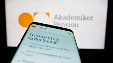 Stuttgart, Almanya - 04-01-2023: Danimarka Emeklilik Fonu AkademikerPansiyon web sitesine sahip akıllı telefon iş logosu önünde ekranda. Telefon ekranının sol üst kısmına odaklan.