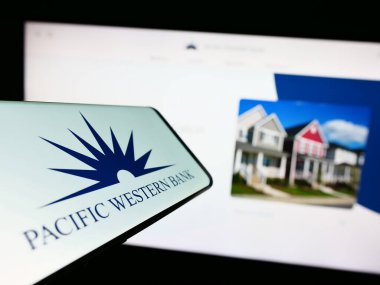 Stuttgart, Almanya - 04-01-2023: Amerikan bankacılık şirketi PacWest Bancorp 'un logosuna sahip akıllı telefon iş sitesinin önünde ekranda. Telefon ekranının merkez sağına odaklan.