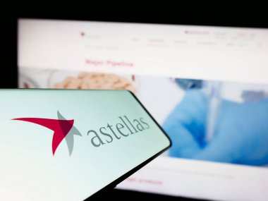 Stuttgart, Almanya - 04-01-2023: İnternet sitesinin önünde ekranda Astellas Pharma Inc. 'in logosu olan cep telefonu. Telefon ekranının merkez soluna odaklan.