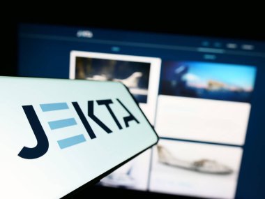 Stuttgart, Almanya - 04-02-2023: Havacılık şirketi Jekta İsviçre S.A. 'nın logosunun yer aldığı cep telefonu iş sitesinin önünde ekranda. Telefon ekranının soluna odaklan.