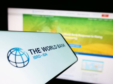 Stuttgart, Almanya - 04-02-2023: Finans kurumu logosu olan cep telefonu The World Bank iş dünyasının web sitesi önünde ekranda. Telefon ekranının merkez soluna odaklan.