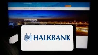 Stuttgart, Almanya - 04-02-2023: Türkiye Halk Bankası A.S. (Halkbank) logosunun bulunduğu cep telefonu web sayfası önünde ekranda. Telefon ekranına odaklan.