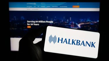 Stuttgart, Almanya - 04-02-2023: Türkiye Halk Bankası A.S. (Halkbank) logosunun bulunduğu cep telefonu web sayfası önünde ekranda. Telefon ekranına odaklan.