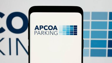 Stuttgart, Almanya - 01-15-2025: Ekranda Alman firması APCOA Park Holding GmbH logosu olan cep telefonu. Telefon ekranına odaklan.