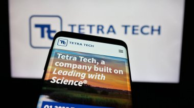 Stuttgart, Almanya - 01-15-2025: ABD 'li mühendislik şirketi Tetra Tech Inc.' in web sitesi ile cep telefonu iş logosu önünde ekranda. Telefon ekranının sol üst kısmına odaklan.
