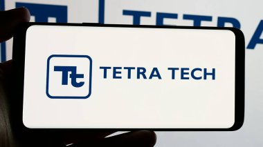 Stuttgart, Almanya - 01-15-2025: Üzerinde ABD 'li mühendislik şirketi Tetra Tech Inc.' in logosu bulunan akıllı telefon ekranda. Telefon ekranına odaklan.