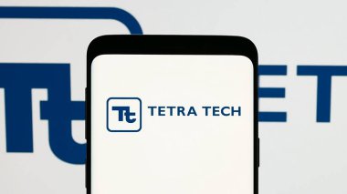 Stuttgart, Almanya - 01-15-2025: Üzerinde ABD 'li mühendislik şirketi Tetra Tech Inc.' in logosu olan cep telefonu ekranda. Telefon ekranına odaklan.