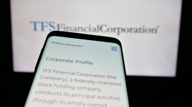 Stuttgart, Almanya - 01-15-2025: ABD 'li finans şirketi TFS Financial Corporation' ın web sitesi ile cep telefonu iş logosu önünde ekranda. Telefon ekranının sol üst kısmına odaklan.