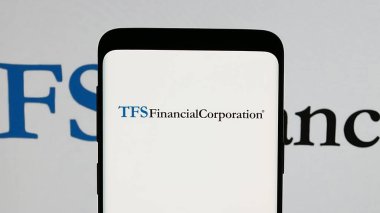 Stuttgart, Almanya - 01-15-2025: ABD 'li finans şirketi TFS Financial Corporation' ın logolu cep telefonu ekranda. Telefon ekranına odaklan.