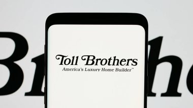 Stuttgart, Almanya - 01-15-2025: Ekranda ABD 'li ev yapımı şirketi Toll Brothers Inc.' in logosunun bulunduğu cep telefonu. Telefon ekranına odaklan.