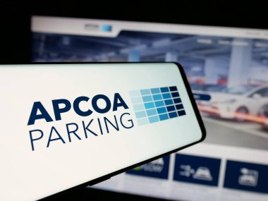 Stuttgart, Almanya - 01-15-2025: Alman firması APCOA Park Holding 'in logosunun yer aldığı cep telefonu, işletme web sitesinin önünde ekranda. Telefon ekranının merkez soluna odaklan.