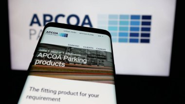 Stuttgart, Almanya - 01-15-2025: Alman firması APCOA Park Holding 'in web sitesi ile cep telefonu, iş logosu önünde ekranda. Telefon ekranının sol üst kısmına odaklan.
