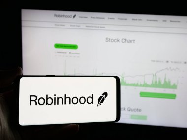 Stuttgart, Almanya - 01-15-2025: ABD 'li finans şirketi Robinhood Markets Inc.' nin logosuna sahip kişi web sitesinin önünde ekranda. Telefon ekranına odaklan.