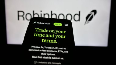 Stuttgart, Almanya - 01-15-2025: İş logosu önünde ekranda ABD 'li finans şirketi Robinhood Markets Inc.' nin web sitesi bulunan cep telefonu. Telefon ekranının sol üst kısmına odaklan.