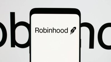 Stuttgart, Almanya - 01-15-2025: ABD 'li finans şirketi Robinhood Markets Inc.' nin logosunu içeren cep telefonu ekranda. Telefon ekranına odaklan.