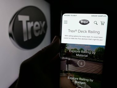 Stuttgart, Almanya - 01-15-2025: ABD 'li süsleme şirketi Trex Company Inc.' nin web sayfası olan cep telefonu logonun önünde ekranda. Telefon ekranının merkezine odaklan.