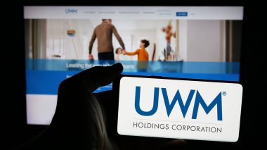 Stuttgart, Almanya - 01-15-2025: Üzerinde Amerikan ipotek şirketi UWM Holding Corporation 'ın logosu olan cep telefonu web sayfasının önünde. Telefon ekranına odaklan.