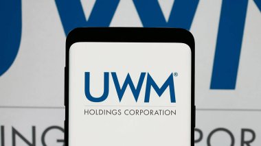 Stuttgart, Almanya - 01-15-2025: Üzerinde ABD 'li mortgage şirketi UWM Holding Corporation' ın logosu olan cep telefonu ekranda. Telefon ekranına odaklan.