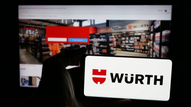 Stuttgart, Almanya - 01-15-2025: Alman araç şirketi Adolf Wuerth GmbH Co. KG 'nin logosunun bulunduğu cep telefonu web sayfası önünde ekranda. Telefon ekranına odaklan.