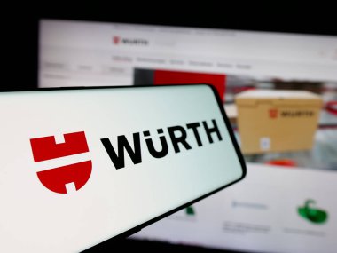 Stuttgart, Almanya - 01-15-2025: Alman alet şirketi Adolf Wuerth GmbH Co. KG 'nin logosu olan cep telefonu iş sitesinin önünde ekranda. Telefon ekranının soluna odaklan.