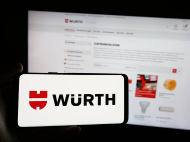 Stuttgart, Almanya - 01-15-2025: Alman alet şirketi Adolf Wuerth GmbH Co. KG 'nin logosunu taşıyan kişi web sitesinin önünde ekranda. Telefon ekranına odaklan.