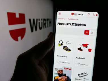 Stuttgart, Almanya - 01-15-2025: Alman araç şirketi Adolf Wuerth GmbH Co. KG 'nin web sayfası ile akıllı telefon sahibi kişi logonun önünde ekranda. Telefon ekranının merkezine odaklan.