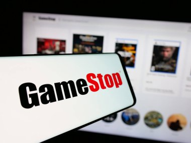 Stuttgart, Almanya - 01-15-2025: Web sitesinin önünde ekranda Amerikan video oyunu perakende şirketi GameStop Corp 'un logosuna sahip cep telefonu. Telefon ekranının merkez soluna odaklan.