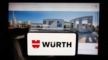 Stuttgart, Almanya - 01-15-2025: Alman araç şirketi Adolf Wurth GmbH Co. KG 'nin logosunun bulunduğu cep telefonu sahibi kişi iş sayfasının önünde ekranda. Telefon ekranına odaklan.