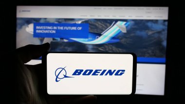 Stuttgart, Almanya - 01-16-2025: ABD havacılık şirketi The Boeing Company 'nin logosunun bulunduğu cep telefonu web sayfası önünde ekranda. Telefon ekranına odaklan.
