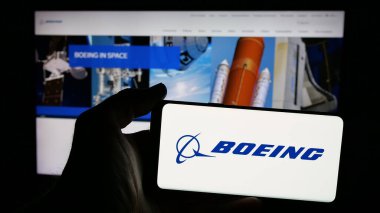 Stuttgart, Almanya - 01-16-2025: Amerikan havacılık şirketi The Boeing Company 'nin logosu olan cep telefonu web sayfasının önünde duruyor. Telefon ekranına odaklan.