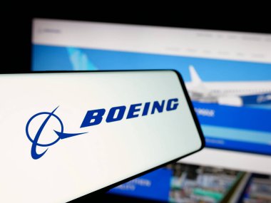 Stuttgart, Almanya - 01-16-2025: Amerikan havacılık şirketi logosu olan cep telefonu The Boeing Company web sitesinin önünde ekranda. Telefon ekranının soluna odaklan.
