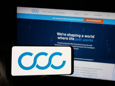 Stuttgart, Almanya - 01-16-2025: ABD 'li yazılım şirketi CCC Intelligent Solutions Inc.' in logosunun bulunduğu akıllı telefon web sitesinin önünde ekranda. Telefon ekranına odaklan.