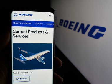 Stuttgart, Almanya - 01-16-2025: ABD havacılık şirketi The Boeing Company 'nin web sayfası olan cep telefonu sahibi kişi logonun önünde ekranda. Telefon ekranının merkezine odaklan.