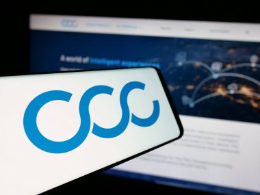 Stuttgart, Almanya - 01-16-2025: İnternet sitesinin önünde ekranda ABD 'li yazılım şirketi CCC Intelligent Solutions Inc.' in logosuna sahip akıllı telefon. Telefon ekranının merkez soluna odaklan.