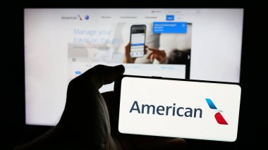 Stuttgart, Almanya - 01-16-2025: ABD 'li havayolu şirketi American Airlines Group Inc.' in logosunun bulunduğu cep telefonu web sayfası önünde ekranda. Telefon ekranına odaklan.