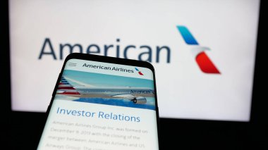 Stuttgart, Almanya - 01-16-2025: ABD 'li havayolu şirketi American Airlines Group Inc.' in web sitesiyle birlikte ticari logo önünde ekranda. Telefon ekranının sol üst kısmına odaklan.