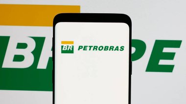 Stuttgart, Almanya - 01-16-2025: Ekranda Petroleo Brasileiro S.A. (Petrobras) şirketinin logosunun bulunduğu cep telefonu. Telefon ekranına odaklan.
