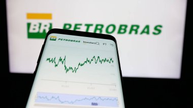 Stuttgart, Almanya - 01-16-2025: İş logosu önünde Petroleo Brasileiro S.A. (Petrobras) şirketinin web sitesi bulunan cep telefonu. Telefon ekranının sol üst kısmına odaklan.