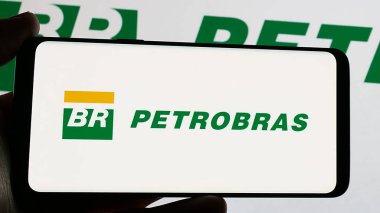 Stuttgart, Almanya - 01-16-2025: Ekranda Petroleo Brasileiro S.A. (Petrobras) şirketinin logosuna sahip akıllı telefon. Telefon ekranına odaklan.